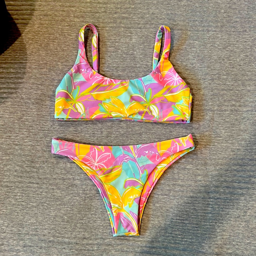 Skatie bikini in Palm Springs